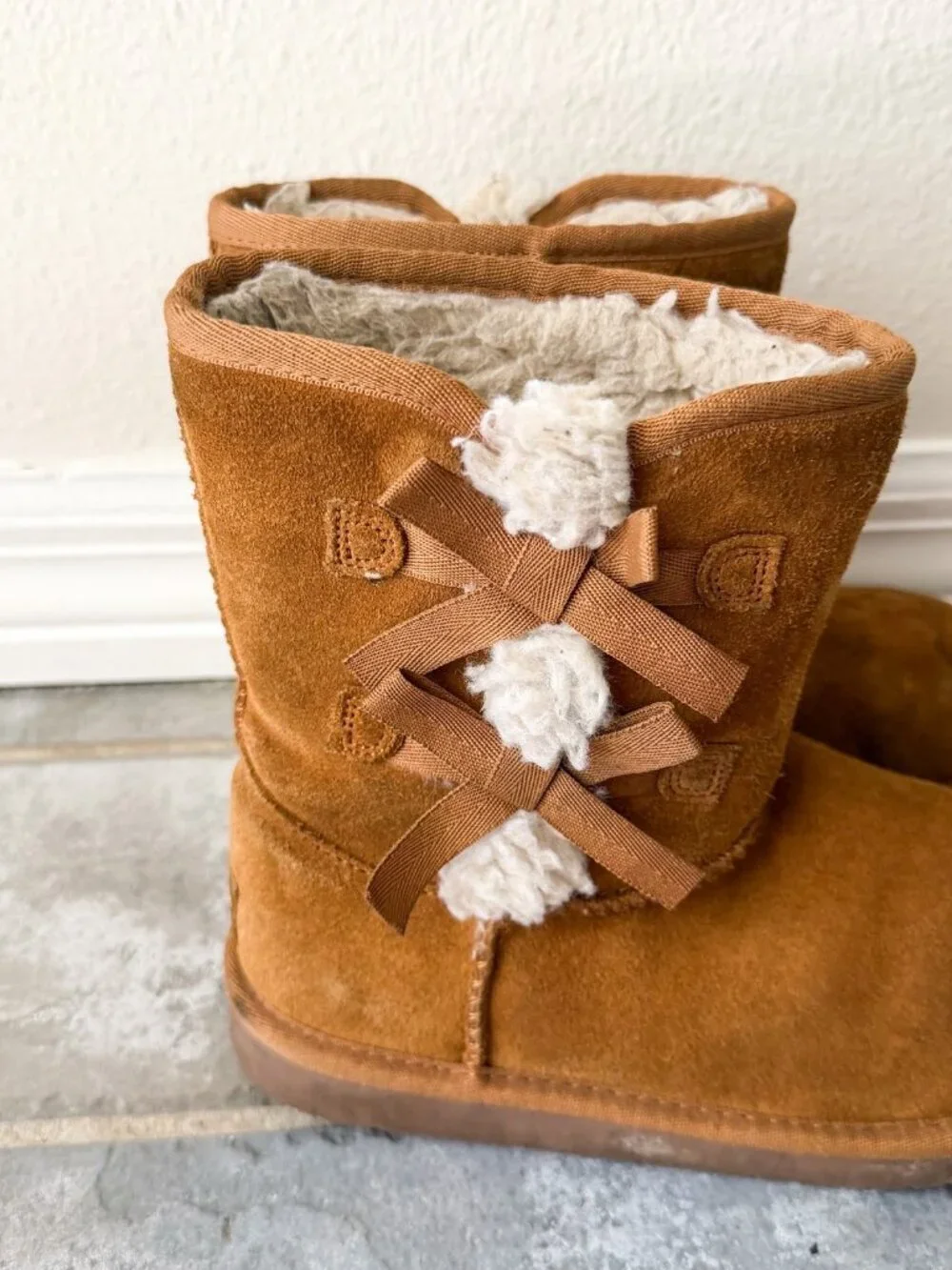 Koolaburra by UGG Victoria Short Boots Youth Girls 4 Chestnut Bow Shearling